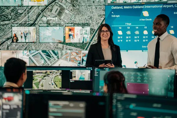 Genetec_Control_Room_4_people